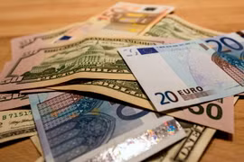 Đồng euro và đồng USD tại Lille, miền Bắc Pháp. (nguồn: AFP/TTXVN)