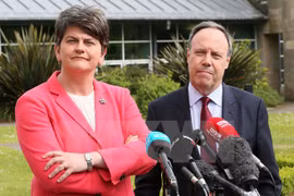 Lãnh đạo đảng DUP, bà Arlene Foster (trái). (Nguồn: AFP/TTXVN)