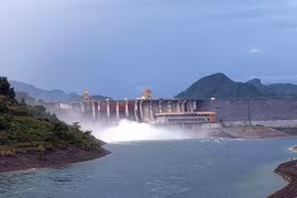 Nhà máy thủy điện Tuyên Quang mở 1 cửa xả đáy, đảm bảo an toàn hồ chứa. (Ảnh: Quang Cường/TTXVN)