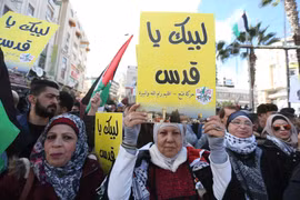 Người dân Palestin biểu tình phản đối quyết định của Mỹ tại Bethlehem, Khu Bờ Tây ngày 8/12. (Nguồn: THX/TTXVN)