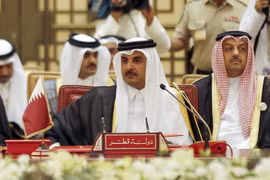 Quốc vương Qatar Tamim bin Hamad al-Thani (giữa) tại Hội nghị thượng đỉnh Hội đồng hợp tác Vùng Vịnh (GCC) ở Manama, Bahrain ngày 6/12/2016. (Nguồn: AFP/TTXVN)