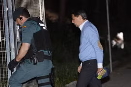 Ông Ignacio Gonzalez bị bắt giữ. (Nguồn: ccaa.elpais.com)