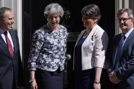 Bà Theresa May (thứ 2 từ trái sang) và bà Arlene Foster tại Văn phòng Thủ tướng Anh ở số 10 Phố Downing. (Nguồn: AFP)