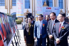 Ông Nguyễn Đức Lợi, Ủy viên Trung ương Đảng, Tổng Giám đốc Thông tấn xã Việt Nam Nguyễn Đức Lợi cùng các quan khách đang đi thăm quan Triển lãm ảnh. (Ảnh: Phạm Kiên/Vietnam+)
