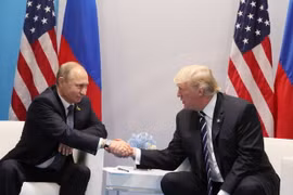 Tổng thống Mỹ Donald Trump (phải) và Tổng thống Nga Vladimir Putin trong cuộc gặp bên lề Hội nghị Thượng đỉnh G20 tại Hamburg, Đức ngày 7/7. (Nguồn: EPA/TTXVN)