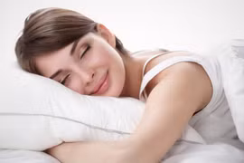Dưỡng tóc khi ngủ - cách đơn giản giúp tóc hết xơ rối, gãy rụng 