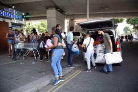 [Photo] Người dân London lo ngại về an toàn chung cư sau vụ cháy 