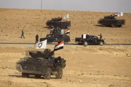 Các lực lượng an ninh Iraq trong chiến dịch truy quét phiến quân IS tại thị trấn biên giới Faysh Khabur ngày 26/11. (Nguồn: AFP/TTXVN)