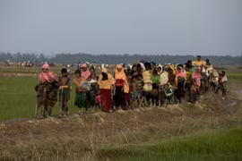 Người Hồi giáo Rohingya chờ nhận hàng cứu trợ tại trại tị nạn Leda gần Teknaf, Bangladesh ngày 19/9. (Nguồn: AFP/TTXVN)