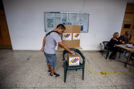 Cử tri Venezuela bỏ phiếu bầu Quốc hội lập hiến tại điểm bầu cử ở Caracas ngày 30/7. (Nguồn: AFP/TTXVN)