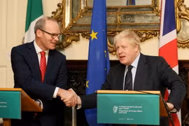 Ngoại trưởng Anh Boris Johnson (phải) trong cuộc họp báo chung với Ngoại trưởng Ireland Simon Coveney tại Dublin ngày 17/11. (Nguồn: AFP/TTXVN)
