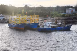 Tàu đánh bắt xa bờ của ngư dân tại cảng Cửa Việt, Quảng Trị. (Ảnh: Hồ Cầu/TTXVN)