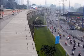Lắp đặt hệ thống ray tuyến Metro số 1 Bến Thành-Suối Tiên. (Ảnh: Mạnh Linh/TTXVN)