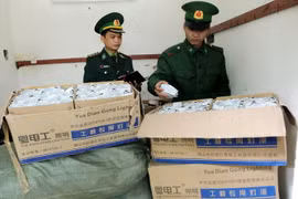 Hàng buôn lậu qua biên giới bị lực lượng biên phòng Chi Ma, Lạng Sơn thu giữ. (Nguồn: Ảnh: Trần Việt/TTXVN)