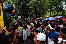 Người Hồi giáo Rohingya từ Myanmar nhận hàng cứu trợ tại thị trấn Ukhia, Bangladesh ngày 14/9. (Nguồn: AFP/TTXVN)