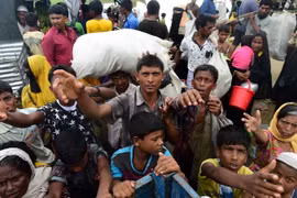 Người Hồi giáo Rohingya từ Myanmar chờ nhận hàng cứu trợ tại thị trấn Teknaf, Bangladesh ngày 12/9. (Nguồn: AFP/TTXVN)