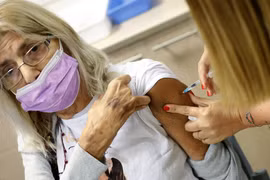 Mũi tăng cường vaccine Pfizer có thể chống chọi với biến thể Omicron