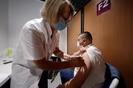 EU kêu gọi tiêm đủ 2 liều vaccine COVID-19 để phòng biến thể Delta