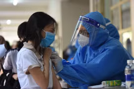 Dịch COVID-19: Tiêm vaccine cho trẻ em, an toàn đặt lên hàng đầu