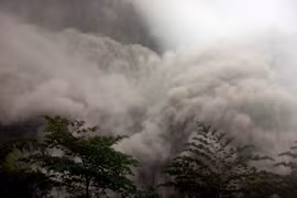 Ít nhất 13 người thiệt mạng do núi lửa phun trào tại Indonesia
