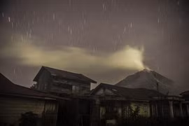 Núi lửa Sinabung tại Indonesia phun cột tro bụi cao 3.500 mét