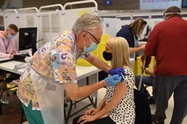 EMA: Tiêm 2 liều vaccine có thể phòng chống biến thể Delta