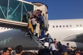 Afghanistan: Mỹ tạm dừng các chuyến bay sơ tán từ sân bay Kabul