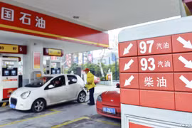 Giá dầu châu Á giảm hơn 1 USD trong phiên mở đầu tháng Tám