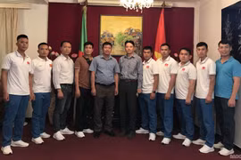 Đội tuyển huấn luyện chó nghiệp vụ Bộ Quốc phòng chụp ảnh lưu niệm tại Đại sứ quán. (Nguồn: baoquocte.vn)