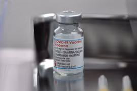 Hãng Moderna khẳng định tiêm mũi tăng cường giúp bảo vệ chống Omicron
