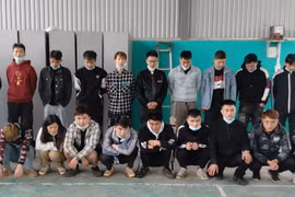 22 công dân Trung Quốc nhập cảnh trái phép bị công an tỉnh Cao Bằng phát hiện, bắt giữ. (Ảnh: TTXVN phát)