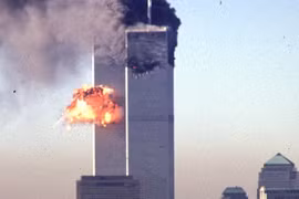 Tòa tháp đôi Trung tâm thương mại thế giới tại New York, Mỹ, bị tấn công ngày 11/9/2001. (Ảnh: AFP/TTXVN)
