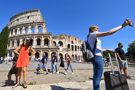 Dịch COVID-19: Italy bỏ yêu cầu cách ly đối với du khách Anh