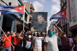Người dân Cuba tuần hành ủng hộ chính quyền tại thủ đô La Habana. (Ảnh: Reuters)