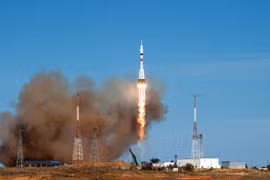 Tàu vũ trụ Soyuz MS-17 rời bệ phóng tại sân bay vũ trụ Baikonur của Nga ở Kazakhstan. (Ảnh: AFP/TTXVN)