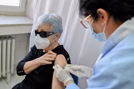 Chuyên gia y tế Mỹ kêu gọi làm rõ tính an toàn của vaccine AstraZeneca