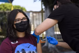 CDC Mỹ: Tiêm chủng vaccine đầy đủ giảm nguy cơ tử vong tới 11 lần