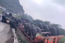 Xe container mất lái, lật ngửa trong hành lang đường sắt Bắc-Nam