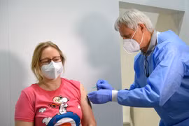 Đức cân nhắc tăng tốc xét nghiệm và tiêm phòng để tránh làn sóng mới