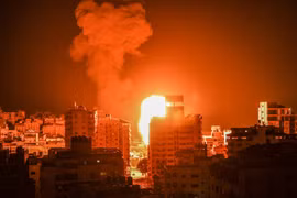 Israel không kích trả đũa các vụ thả bóng bay gây cháy từ Gaza