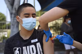 Mỹ: Bang California yêu cầu toàn bộ sinh viên phải tiêm phòng vaccine
