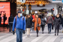 Người dân đeo khẩu trang phòng lây nhiễm COVID-19 tại Stockholm, Thụy Điển, ngày 3/11/2020. (Ảnh: THX/TTXVN)
