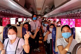 Cán bộ y, bác sỹ tỉnh Hòa Bình tỏ rõ sự quyết tâm lên đường hỗ trợ Thành phố Hà Nội chống dịch COVID-19. (Ảnh: Thanh Hải/TTXVN)