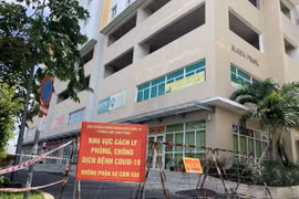Lối vào block A1, chung cư Sunview Town (phường Hiệp Bình Phước, Thành phố Thủ Đức) đã được rào chắn, cấm ra vào. (Ảnh: Đinh Hằng/TTXVN)