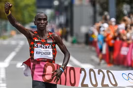 Vận động viên Eliud Kipchoge 2 năm liên tiếp giành Huy chương Vàng marathon tại Olympic. (Ảnh: Getty Images)