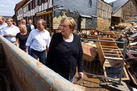 Thủ tướng Đức Merkel tới vùng lũ nhằm lấy lại hình ảnh cho CDU/CSU