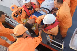Khoảng 16 giờ 30 phút ngày 21/10/2019, ngư dân Trương Công Sang đã được lực lượng cứu hộ đưa vào Cảng Nha Trang (thành phố Nha Trang, Khánh Hòa) an toàn. (Ảnh: Nguyễn Dũng/TTXVN)