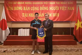 Đại sứ Việt Nam tại Nhật Bản Vũ Hồng Nam trao giải cho vận động viên vô địch nội dung đơn nam. (Ảnh: Thanh Tùng/TTXVN)