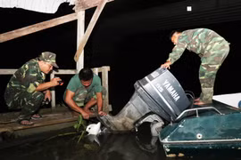 Chiến sỹ Đồn Biên phòng Vĩnh Nguơn, An Giang chuẩn bị tuần tra trong đêm. (Ảnh: Xuân Khu-TTXVN)