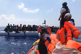 Những người di cư gặp nạn ở ngoài khơi Libya được tàu Ocean Viking cứu ngày 10/8/2019. (Ảnh: AFP/TTXVN)